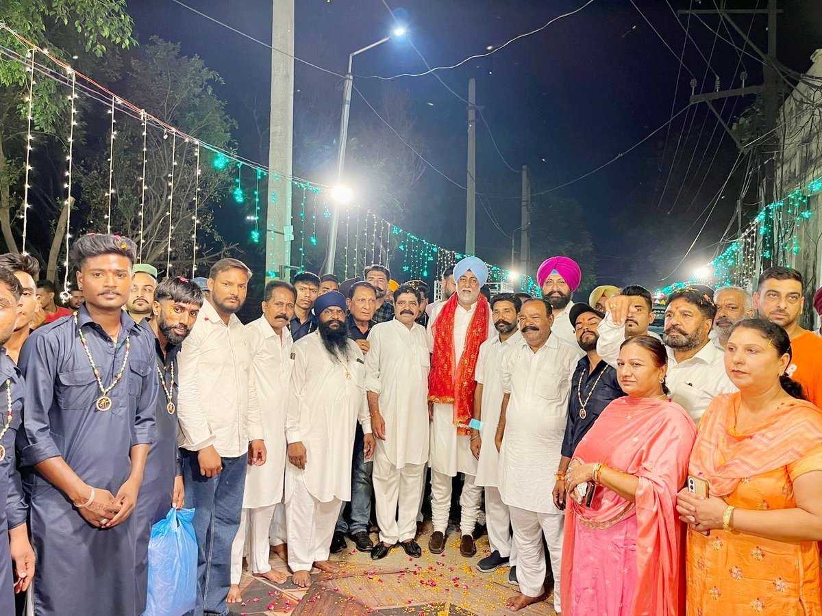 randeep_nabha's tweet image. 🛕 25 जुलाई 2025 (शुक्रवार) को जय मां काली एकता क्लब द्वारा आयोजित भव्य जागरण में मुख्य अतिथि के रूप में ज्योति प्रचंड करने की पावन रस्म निभाने का सौभाग्य प्राप्त हुआ।
इस श्रद्धामय अवसर पर #हलका_अमलोह के कांग्रेस नेता और कार्यकर्ता भी साथ रहे और अपनी गरिमामयी उपस्थिति से मान…