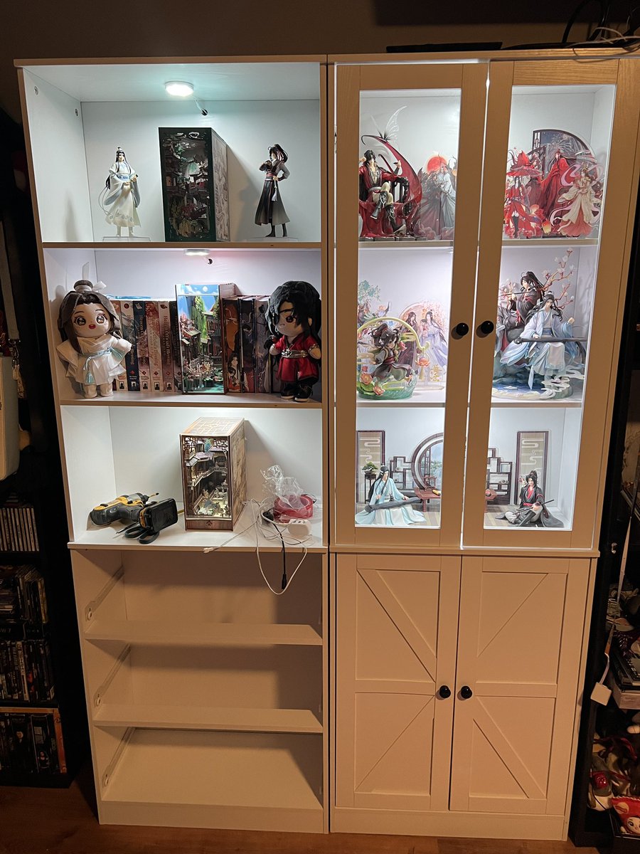 UntamedVamp's tweet image. The doors are uneven 😭 I also need to put together three drawers 😔