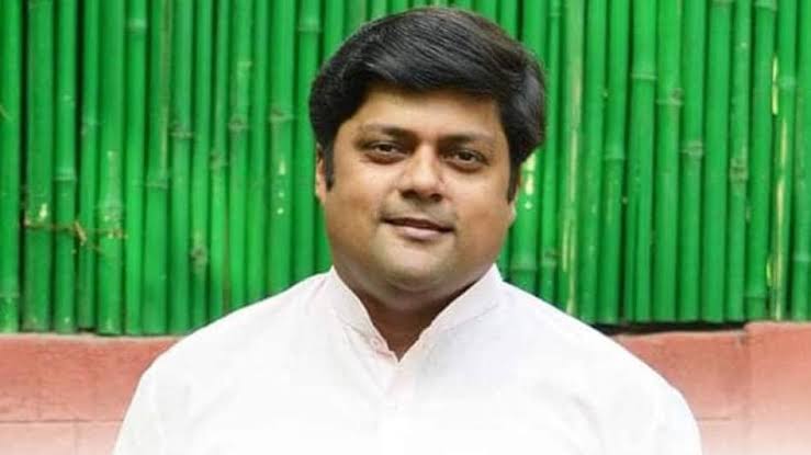 नाम : दुष्यंत सिंह
पद : पांचवीं बार संसद , झालावाड़ 
योग्यता : वसुंधरा राजे जी के बेटे 
उपलब्धि : संसदीय क्षेत्र में सरकारी स्कूल की छत गिरने से 5 बच्चों की मौत ।