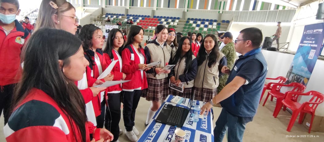 ICETEX's tweet image. ¡#ImpulsandoOportunidades en San Miguel de Sema, Boyacá! Estuvimos en la 'Feria Universitaria' que se llevó a cabo en el Complejo Cultural y Deportivo, con asistencia de alrededor de 500 estudiante y 12 Instituciones de Educación Superior. #QueLoPrimeroSeaEstudiar 📝