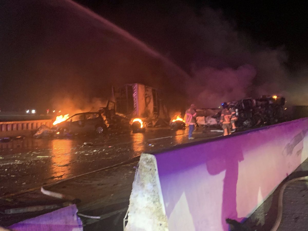 kwtx's tweet image. FATALITIES CONFIRMED: The Bell County Sheriff's Office is warning drivers to exit Interstate-35 before Troy, Texas (NORTH AND SOUTH). A fiery wreck involving a tractor trailer resulted in a deadly explosion. kwtx.com/2025/07/26/fie…