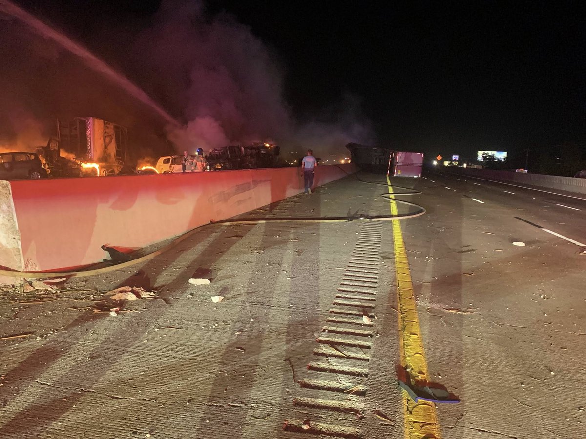kwtx's tweet image. FATALITIES CONFIRMED: The Bell County Sheriff's Office is warning drivers to exit Interstate-35 before Troy, Texas (NORTH AND SOUTH). A fiery wreck involving a tractor trailer resulted in a deadly explosion. kwtx.com/2025/07/26/fie…