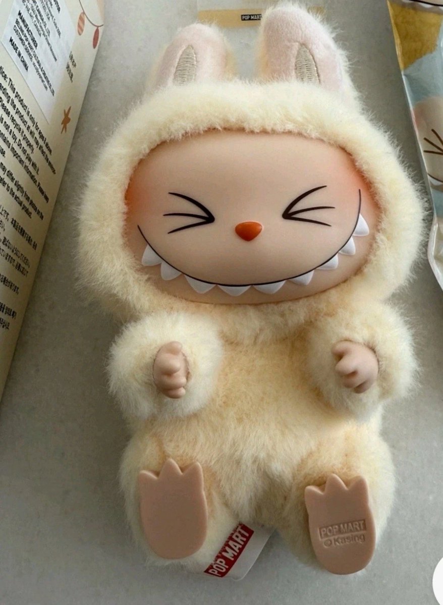 saraduranauthor's tweet image. I just had to explain to my very excited husband that when I exclaimed “I got an offer!” I was referring to a discount on the labubu doll I saved on eBay and not an offer of rep from an agent
anyways she’ll be here on tuesday (agent offers also welcome)