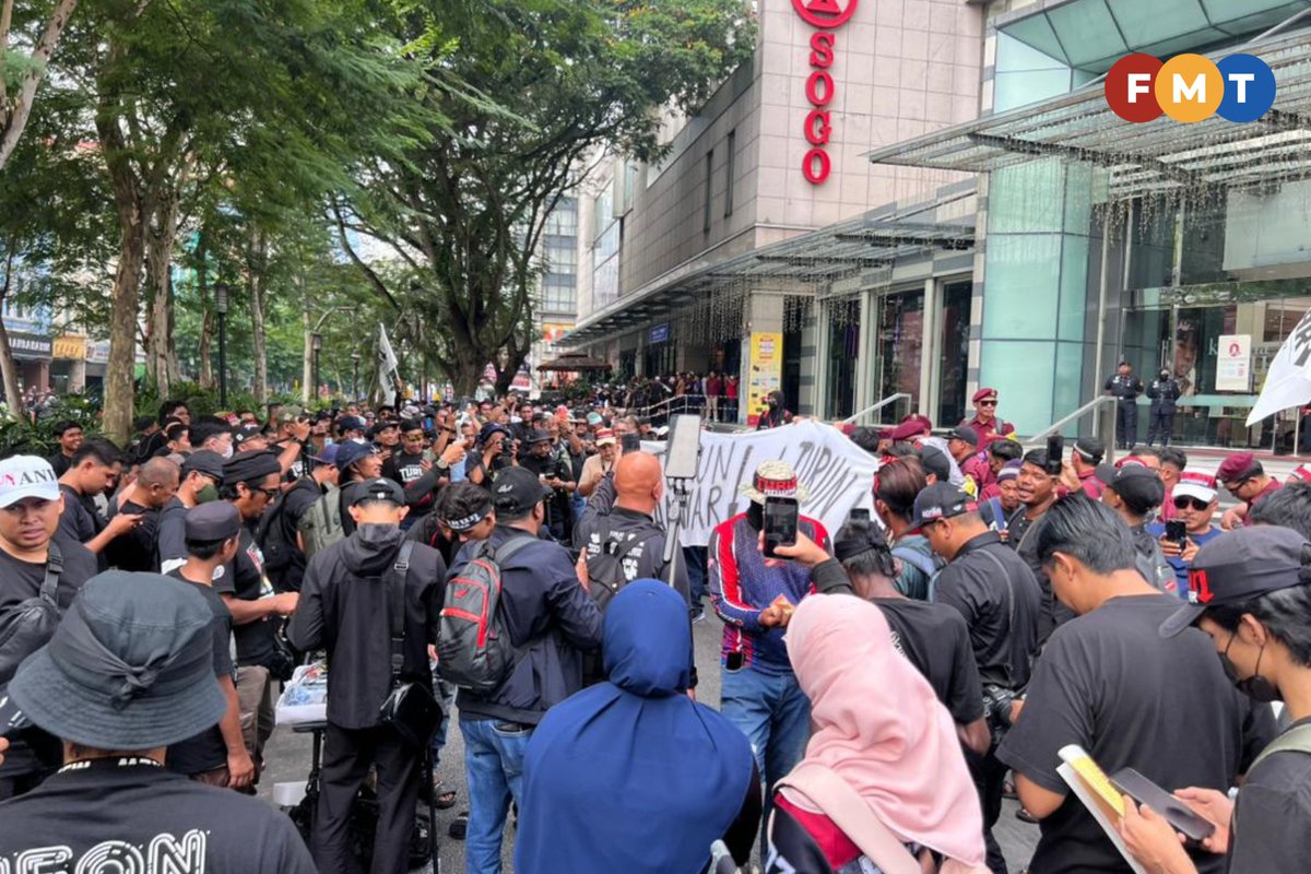 fmtoday's tweet photo. A group of protesters are spotted outside the Sogo shopping complex for the anti-Anwar Ibrahim rally, which is scheduled to start at 3pm at Dataran Merdeka.

📷: Moganraj Villavan

#FMTNews #FMTLens #TurunAnwar #Rally #Protesters #Sogo
(1/3) https://t.co/YpAQ2msAi5