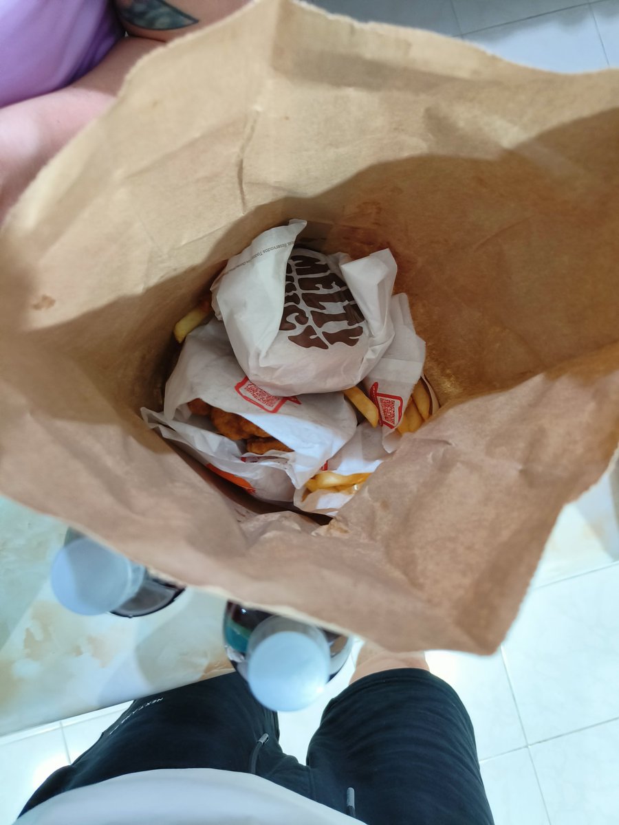 HugoValensi's tweet image. Oye tío @BurgerKing @BurgerKingMX qué pasa con sus pedidos?
Ayer no llegaron los nuggets, hoy fui a sucursal y mi tarjeta denegada en maquinas. Y mi tercer intento hoy los pedí en Uber Eats con la misma tarjeta y si hizo el cobro, pero NO llegaron los juguetes y mal mi pedido. 🤡