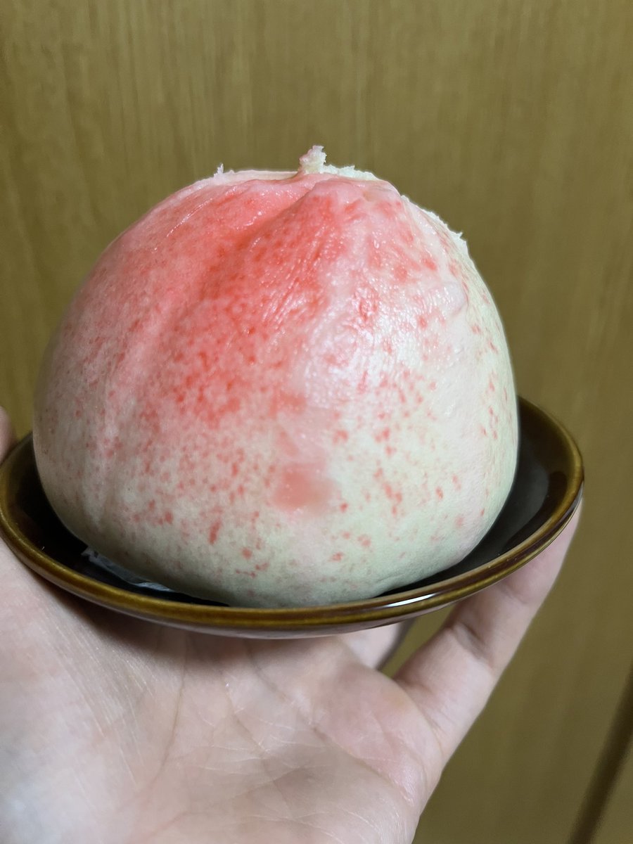 tsukit9101's tweet image. 中華街でお待ち帰りした桃まんふかした🍑
無理矢理蓋したら上の方が潰れた😂
あんこが棗あんと蓮の実あんというちょっと珍しいやつ。