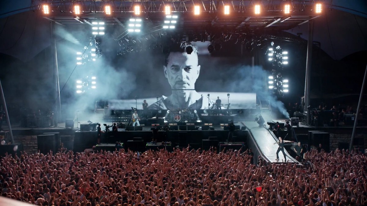 Un día como hoy (25/07/2018), #DepecheMode daba por terminada una de las mejores giras mundiales de la banda en los últimos 15 años, el #GlobalSpiritTour, sin saber que sería la última gira con #AndrewFletcher en el Teatro del Bosque de Berlín, Alemania. 

#MartinGore
#DaveGahan