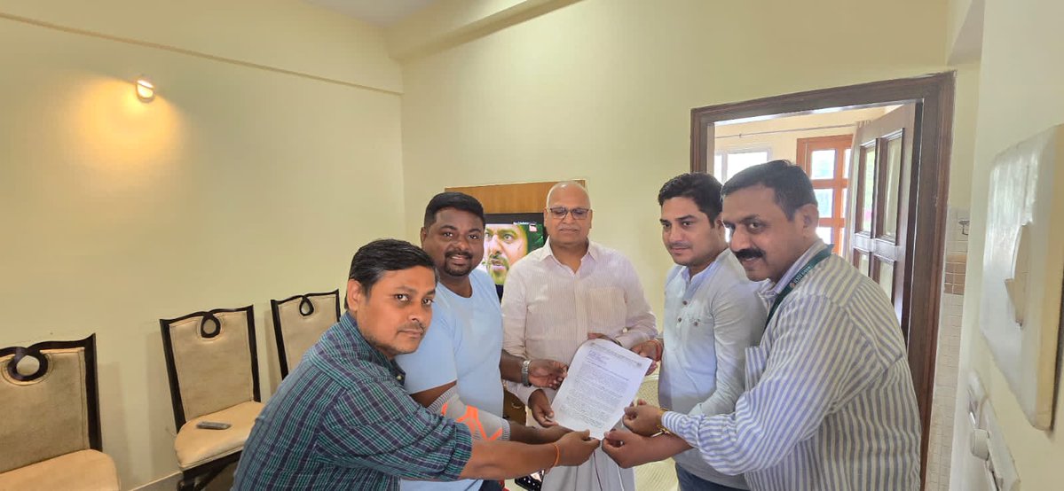 IdbiFor's tweet image. A delegation of United Forum of IDBI Officers and Employees met with Shri @BabuSinghKush5, @samajwadiparty M.P. from #Jaunpur and submitted & shared our detailed concerns and memorandum against the proposed stake sale by Govt. & LIC. He assured to take up our issues with F.M.…