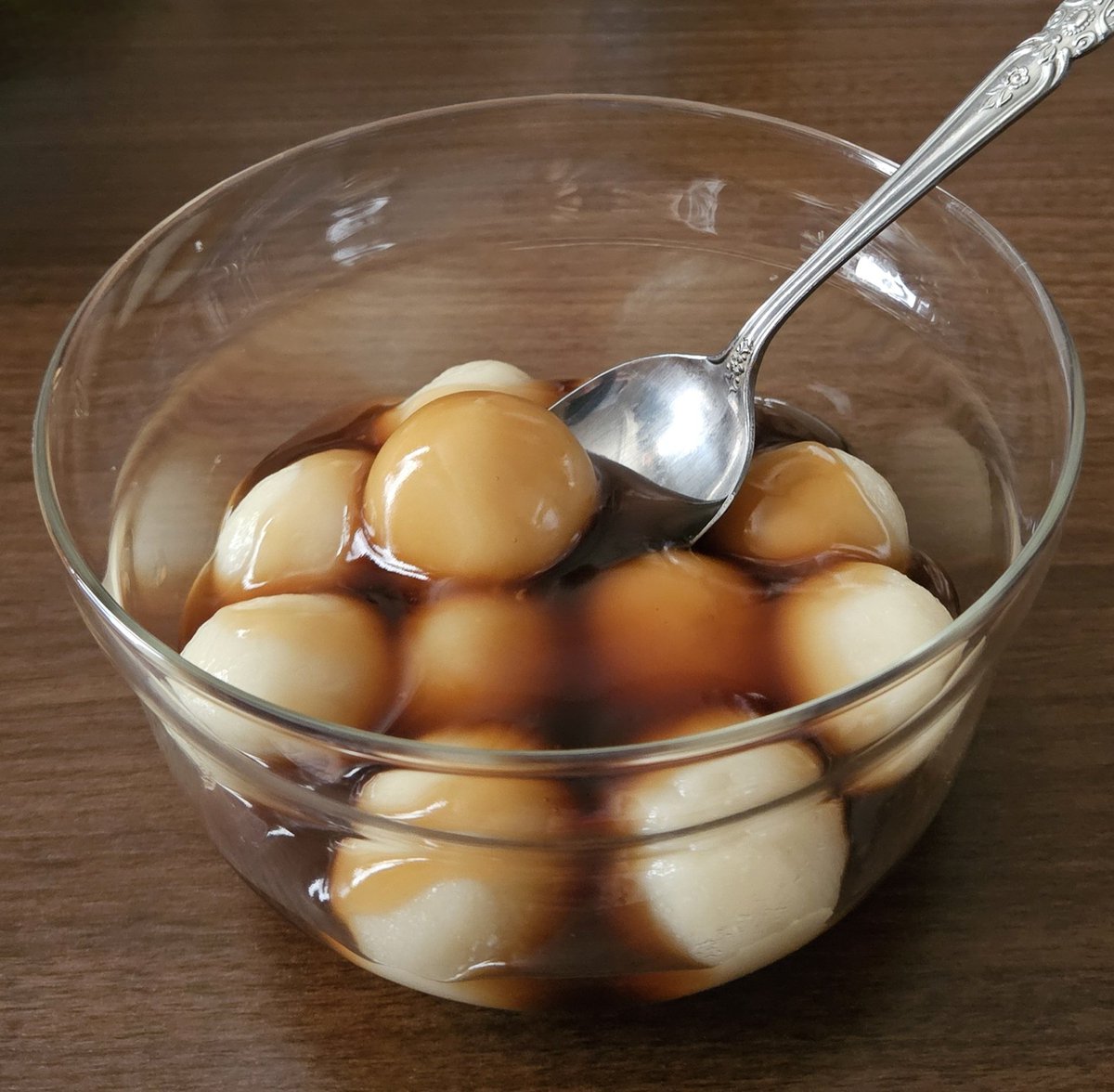CatSamsll's tweet image. 振返もなさそうので久し振りに自作糖分補給物作成
冷やしみたらし
豆腐入りの白玉はモッチモチ
火を入れ過ぎて少しみたらしが固めになりましたが、白玉によくからんで美味しかったです😋
※我慢出来ずに直ぐ食べ始めたけど、冷蔵庫で30分ぐらい冷やせば良かったなと反省💦