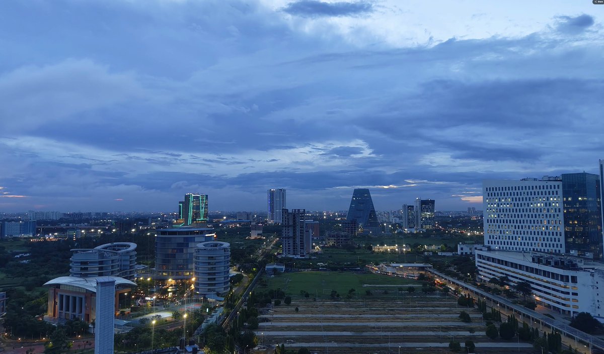 KolkataIndex's tweet image. The emerging skyline of New Town, Kolkata glowing under the evening sky! 🤩
PC: Tousik Mir