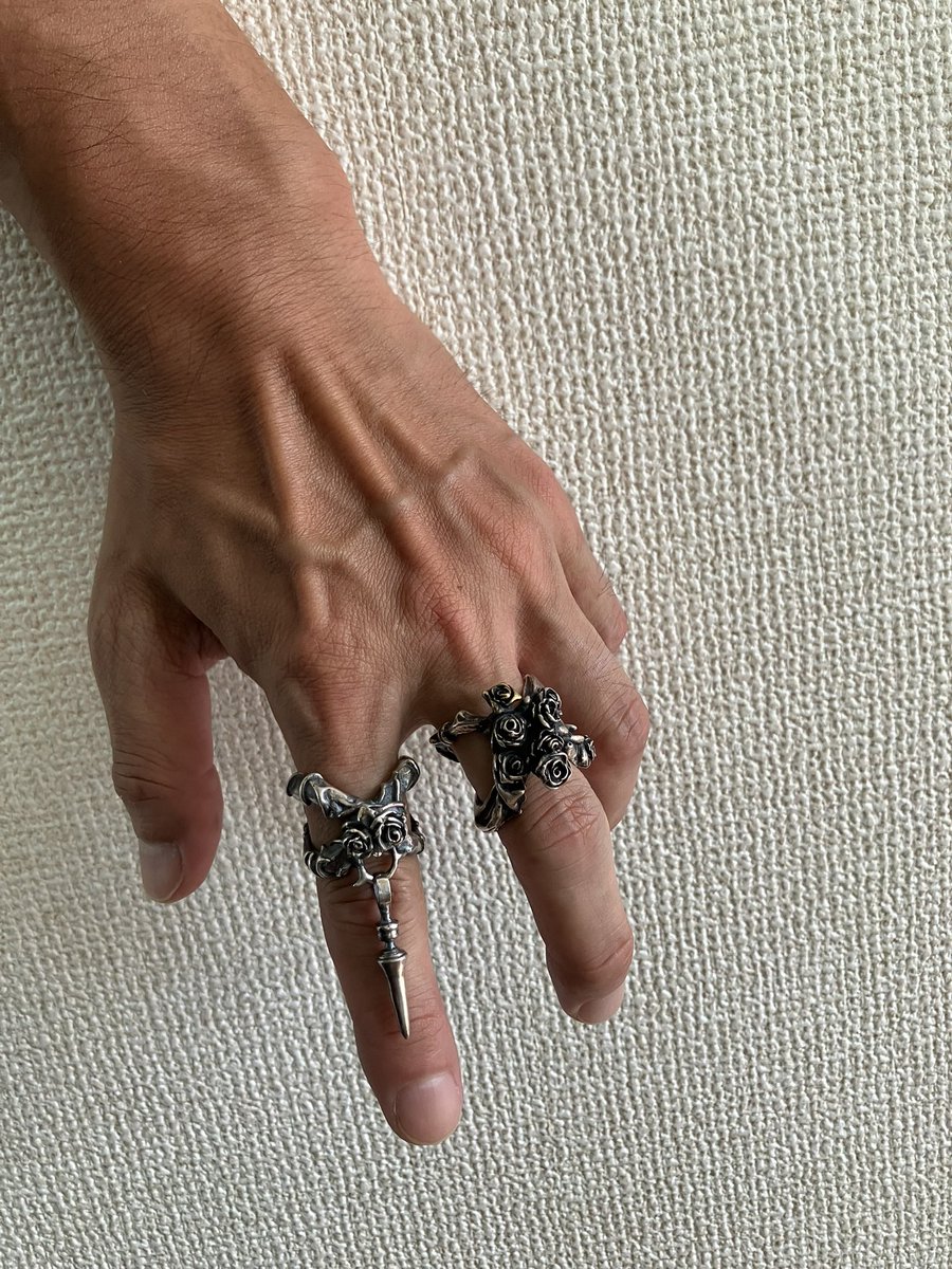 wina1AC's tweet image. 自分への誕生日プレゼントという事で、Lunowellのlupta購入しました!😁
デザインの格好良さは勿論、この揺れるチャームの杭が最高!👍
このluptaとindexはLunowellを知った時からずっと気になってたリングなので、こうして揃えられたのは本当に嬉しい!😊
gIIIさん、俺は夢を叶えたぜ!💪
#Lunowell