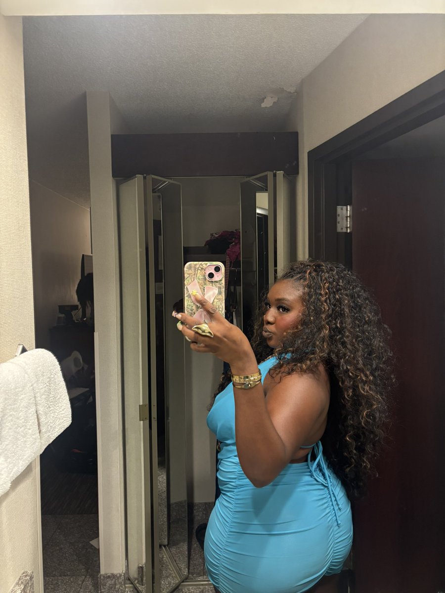 omogenobeso's tweet image. belle in blue