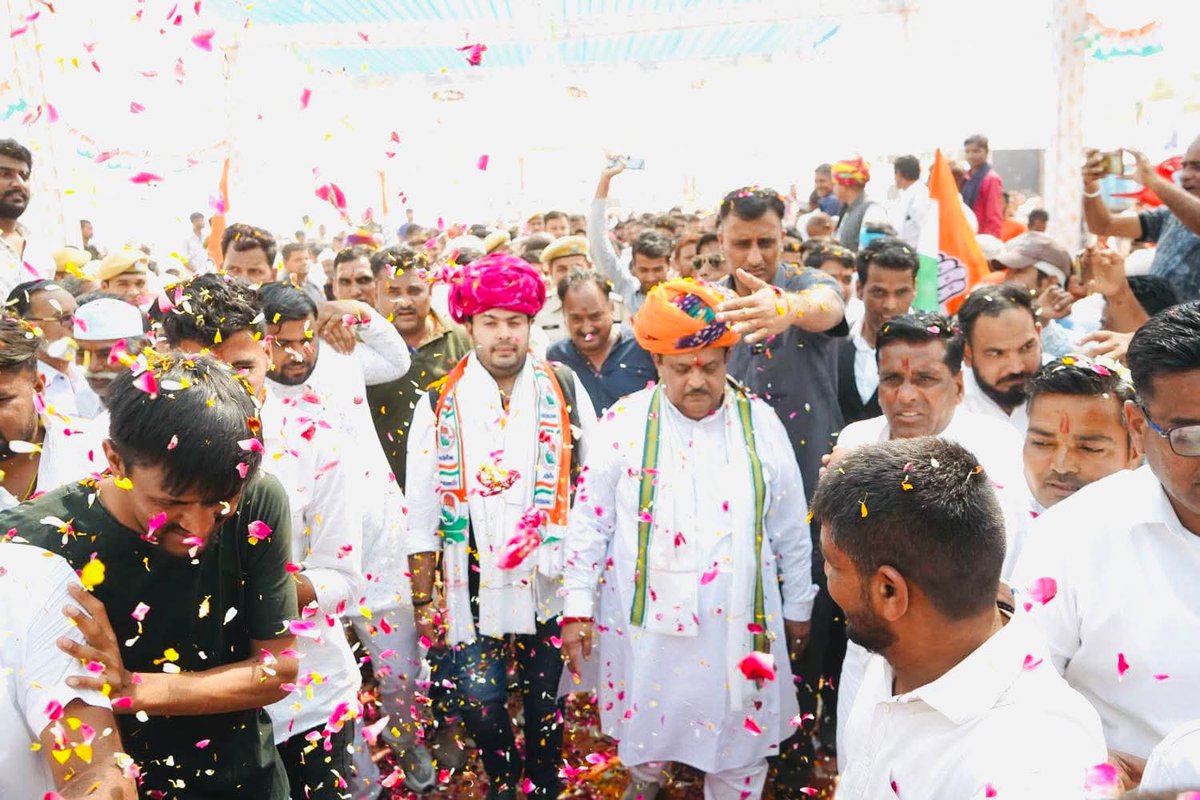 SHISHRAM KHATANA (@shish_ram1) on Twitter photo राजस्थान के पूर्व चिकित्सा एवं स्वास्थ्य मंत्री, अजमेर के पूर्व सांसद, केकड़ी के "भगीरथ"- विकास पुरुष, परम आदरणीय डॉ रघु शर्मा जी को जन्मदिन की अनंत शुभकामनाएं एवं बहुत-बहुत बधाई। मैं ईश्वर से सदैव आपके उत्तम स्वास्थ्य एवं दीर्घायु होने की कामना करता हूं।
<a href="/RaghusharmaINC/">Dr. Raghu Sharma</a>
🎂🎂🎂 राजस्थान के पूर्व चिकित्सा एवं स्वास्थ्य मंत्री, अजमेर के पूर्व सांसद, केकड़ी के "भगीरथ"- विकास पुरुष, परम आदरणीय डॉ रघु शर्मा जी को जन्मदिन की अनंत शुभकामनाएं एवं बहुत-बहुत बधाई। मैं ईश्वर से सदैव आपके उत्तम स्वास्थ्य एवं दीर्घायु होने की कामना करता हूं।
<a href="/RaghusharmaINC/">Dr. Raghu Sharma</a>
🎂🎂🎂