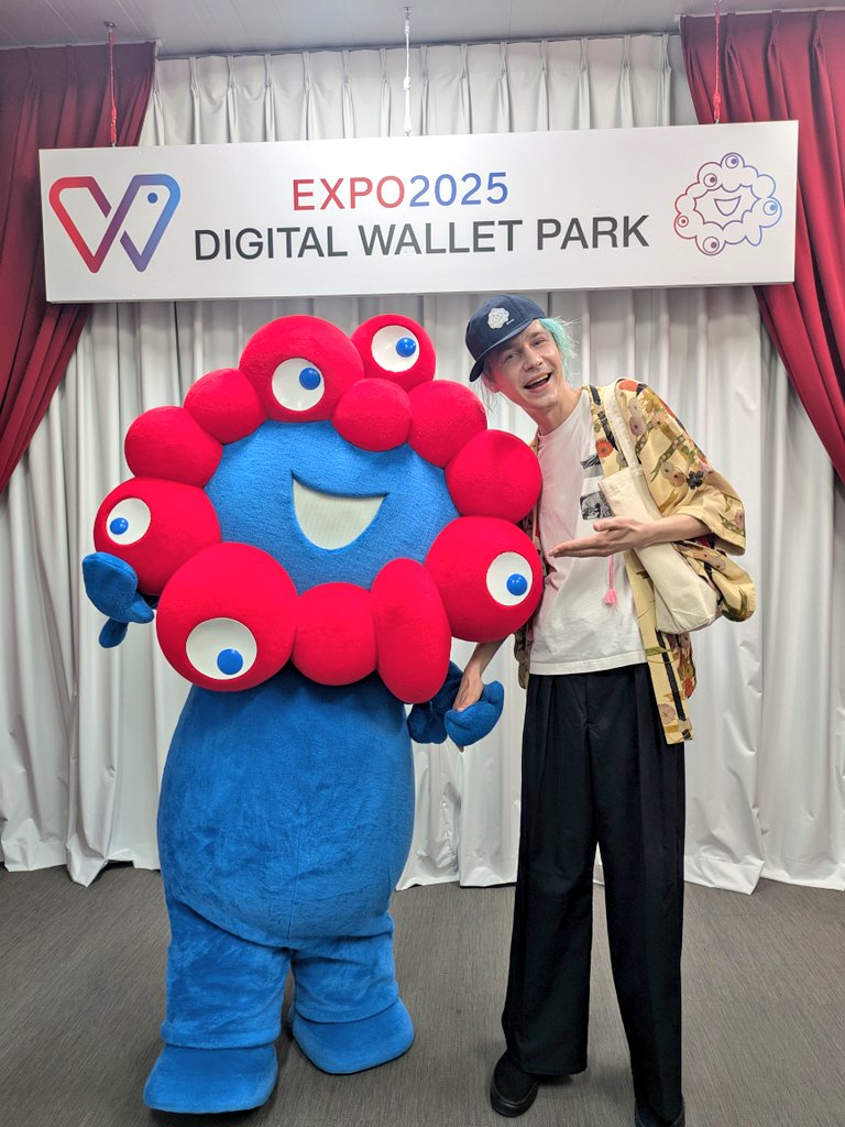 ArturGalata's tweet image. 我が名はアルトゥル!ついにミャクミャク様とお会いすることができました!きゃぁぁぁぁ!尊いぃぃぃ!
🔽毎日誰でも撮影チャンスゲット!
bit.ly/3UtHL7L
今ならまだ応募者も多くなく、撮影の時間はミャクミャク様を独占できる!これはまじで嬉しいではないか!
#PR
#ミートザミャクミャク