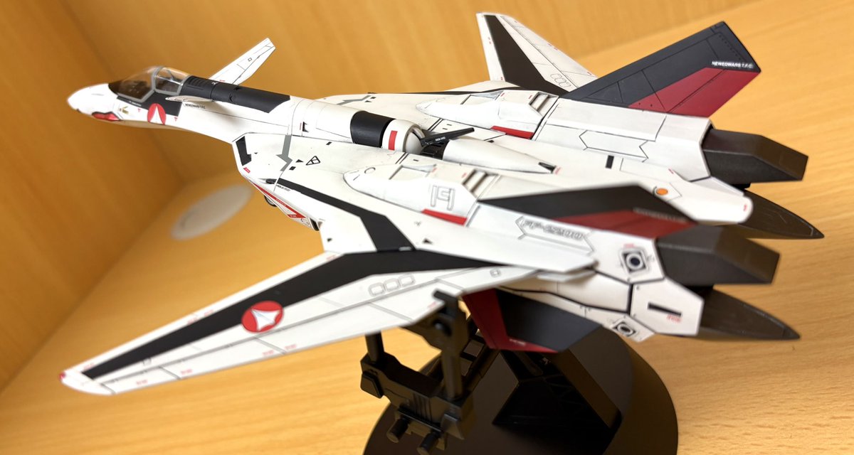 msa0011extbst's tweet image. YF-19完成しました。
機体色は白に近いセールカラー系、適当調色、ほぼ白ですね😓
胴体がパーツ2枚の貼り合わせで、デカいので苦労しました。
最近、ハセガワマクロスが楽しい😊
あんなに苦労するのに😥
苦労が快感、変態です😜
#マクロスモデラーズ
#マクロスプラス
#ハセガワ