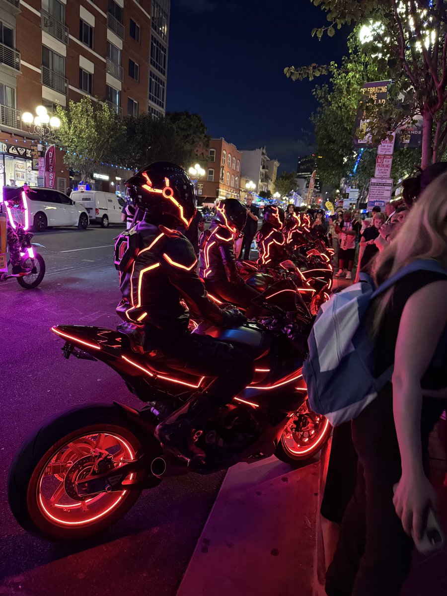 Omn1Media's tweet image. I was walking back to the hotel and got distracted taking pictures of these Tron cyclist just to turn around and have Gillian Anderson coming straight at me as a crowd forms and I had to slide between her and her detail! Cameron Monaghan, Jeff Bridges, and Evan Peters included!