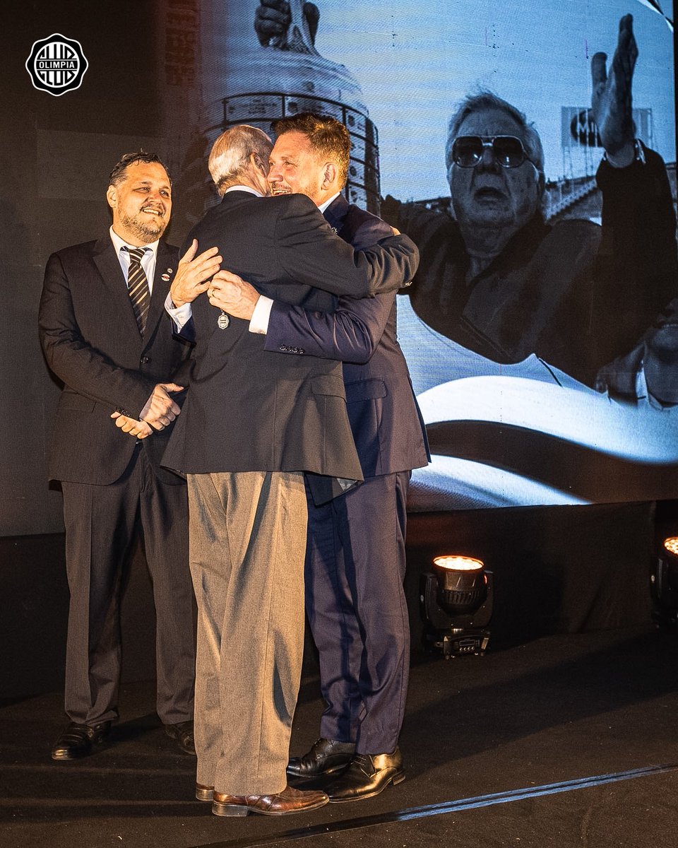 Homenaje a uno de los mejores futbolistas de nuestra historia.

En nuestra Cena Aniversario, Hugo Ricardo Talavera recibió el premio "OSVALDO DOMÍNGUEZ DIBB ⸺ LEGADO ETERNO". El mismo es entregado a la persona que haya realizado un aporte excepcional, trascendente y duradero al