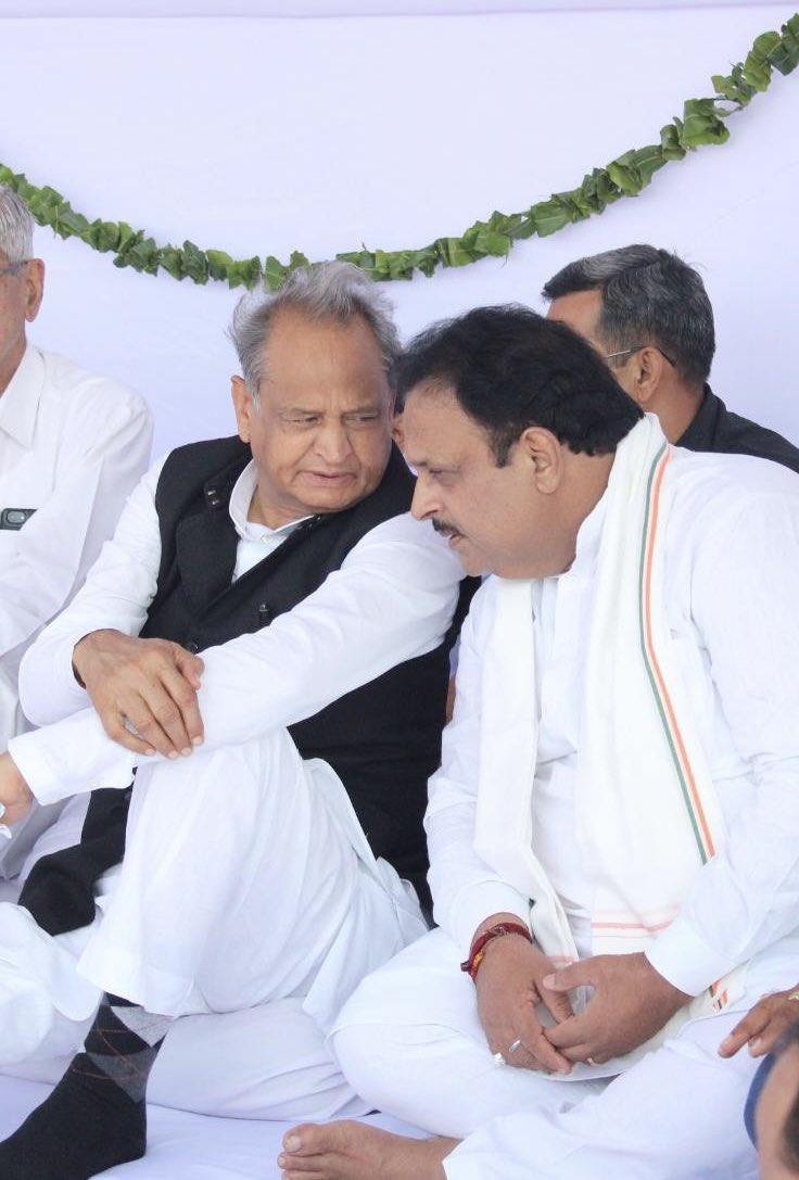 Ashok Gehlot (@ashokgehlot51) on Twitter photo राजस्थान के पूर्व स्वास्थ्य मंत्री, अजमेर के सांसद रहे डॉ. रघु शर्मा को जन्मदिन पर हार्दिक बधाई एवं शुभकामनाएं।
मैं ईश्वर से आपके अच्छे स्वास्थ्य एवं दीर्घायु होने की प्रार्थना करता हूं। <a href="/RaghusharmaINC/">Dr. Raghu Sharma</a>
(फाइल फोटो) राजस्थान के पूर्व स्वास्थ्य मंत्री, अजमेर के सांसद रहे डॉ. रघु शर्मा को जन्मदिन पर हार्दिक बधाई एवं शुभकामनाएं।
मैं ईश्वर से आपके अच्छे स्वास्थ्य एवं दीर्घायु होने की प्रार्थना करता हूं। <a href="/RaghusharmaINC/">Dr. Raghu Sharma</a>
(फाइल फोटो)