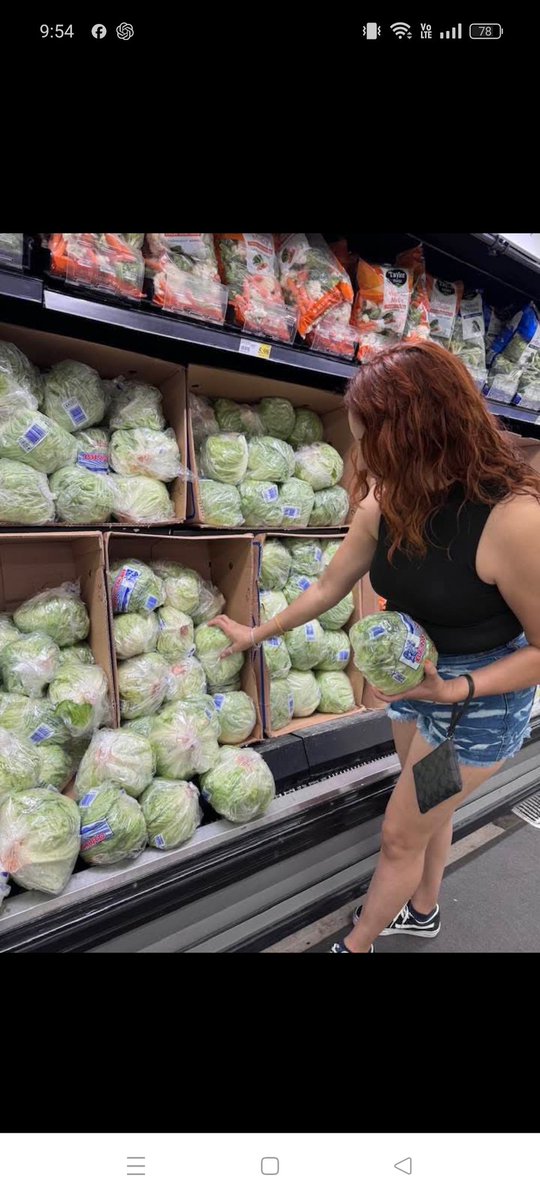 rosy1alex's tweet image. Yo, comprando lechuga para que se eche a perder en el refri.