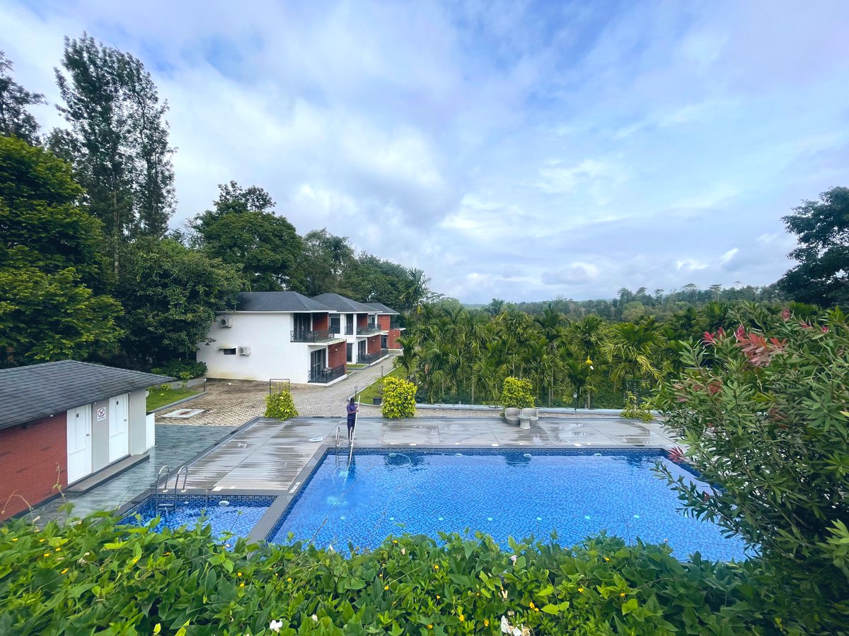 ayushpranav3's tweet image. morning mist, endless greens, and coffee in the air 🏨