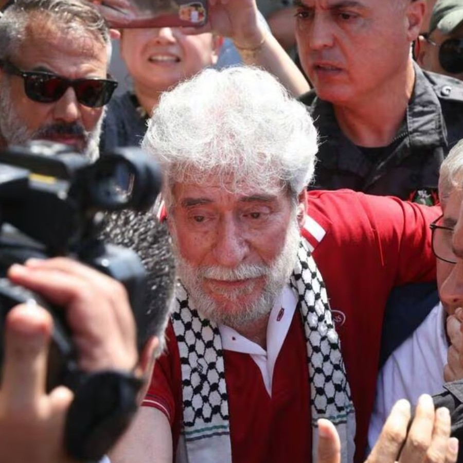 gauchecaca's tweet image. À peine arrivé au Liban, le terroriste Georges Ibrahim Abdallah prend la parole et jure la perte d'Israël.
Bien évidement, la gauche qui transforme les ordures en martyrs se réjouit et le France a comme d'habitude respecté les Droits de l'Homme et donné la priorité au bien être…