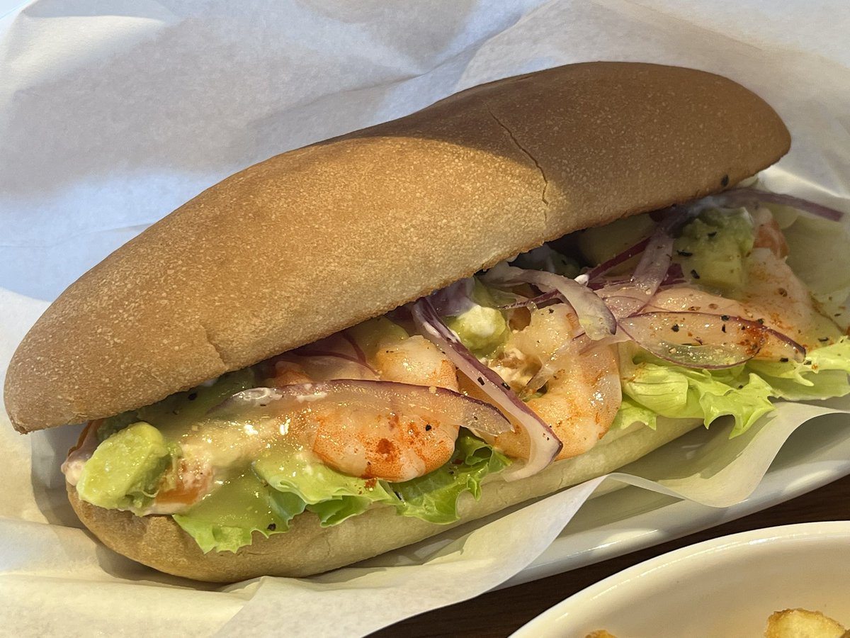 kiyo4072's tweet photo. #うにいくらの食い道楽 #DOUTORKitchen
本日のお昼ご飯
『エビ・アボカド・サーモンサンド』
『台湾パイン&パッションフルーツ フルーツジャスミンティー』
時間があまりないのと食欲が...🫠
でも休息は取りたいのでドトールに立寄り✨️
ねっとりとしたアボカド🥑とエビ🦐サーモン❣️レモン🍋の風味と酸味のが効いててサンド美味い✨
ポテト🥔は安定の美味しさ💫
フルーツジャスミンティーは台湾パイン🍍とパッションフルーツ🥭
パインの酸味が強めですが体にしみる❗️
美味かった💕
外が暑すぎて午前中だけで既に溶けてる🫠
うにいくらでございます🙇♂️