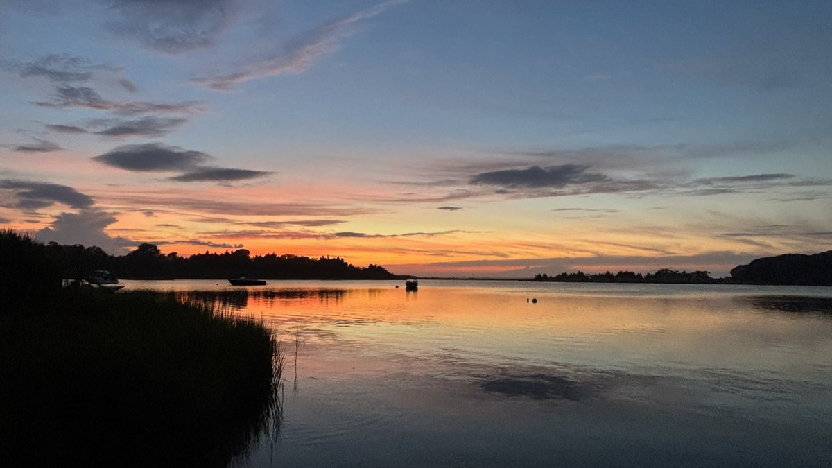 TomiLaffly's tweet image. My Sag Harbor view, earlier this eve. (Thankfully the shaaak wasn’t in the paaahnd.)