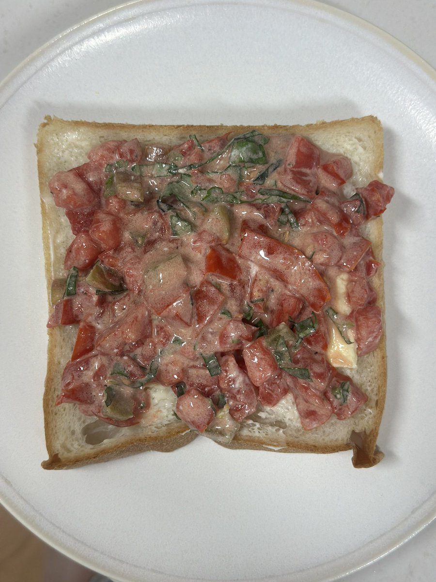 Miel_Jade's tweet photo. 저의 올타임 훼이보릿 ‘바질 토마토 샌드위치’

나폴레옹 시절부터 메뉴로 만들어 판매했던 이 레시피는 15년째 잘 만들어 먹고 있어요. 
킥은 마요와 버터 얇게 포근한 밀크 식빵에 발라주기! 토마토 씨와 물기 제거, 소금과 후추 간, 후레쉬 바질 채썰어 발사믹과 마요에 버무리기. 
꼭 해드세요! https://t.co/7EpZ2DFzak