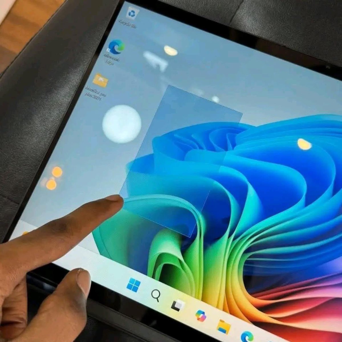 Brand New HP Omnibook X Flip 2 – 15th Gen
📌 Powerful, sleek, and ultra-modern!

🔹 Processor: Intel Core Ultra 7 (15th Gen)
🔹 Display: 2K Touchscreen | x360 Flip Design
🔹 Memory: 16GB RAM
🔹 Storage: 1TB SSD
🔹 Extras: Comes with a free laptop bag
💰 Price: Ksh 123,000
📞