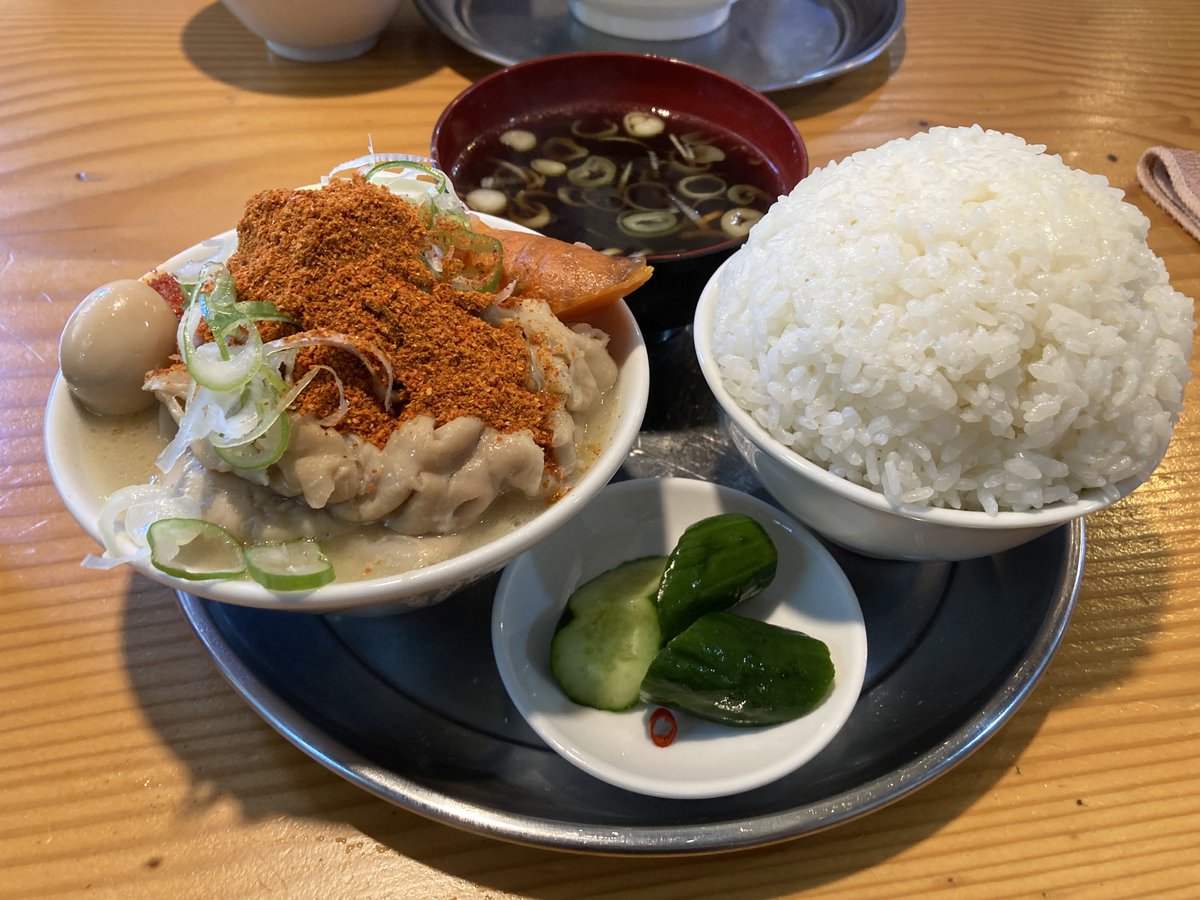 nerenainen's tweet image. 九州男児と朝から日傘待機☀️
左斜め上24°
自家製麺てる’ZU
もつ煮定食(ごはん大)
辛魚粉
もつ煮を店内で食べるの久しぶり
やっぱりめちゃくちゃ美味しい
灼熱の並びより熱々ご飯ともつ煮を食べてる時の方が滝汗かいた🔥