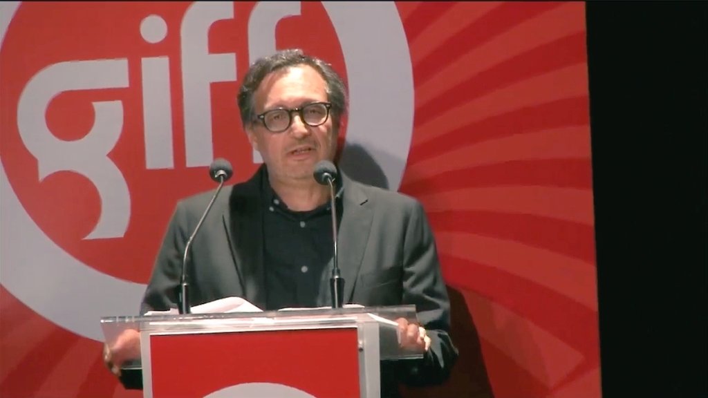 FilmotecaUNAM's tweet image. 💫Tejedor de tramas, dedicado y generoso contador de historias que implicaron un vuelco en la historia del cine mexicano, esta noche entregamos la Medalla #FilmotecaUNAM al director y cineasta Carlos Carrera, en el marco del 28 @giffmx #GIFF2025. ¡Muchas felicidades!👏