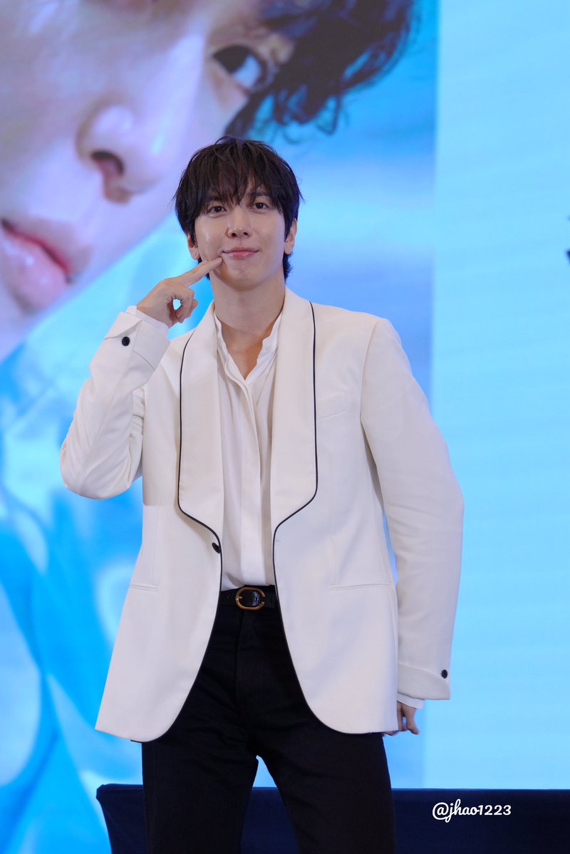 jhao1223's tweet image. 250725 Fan Sign
#JUNGYONGHWA 

#정용화
@JYHeffect
