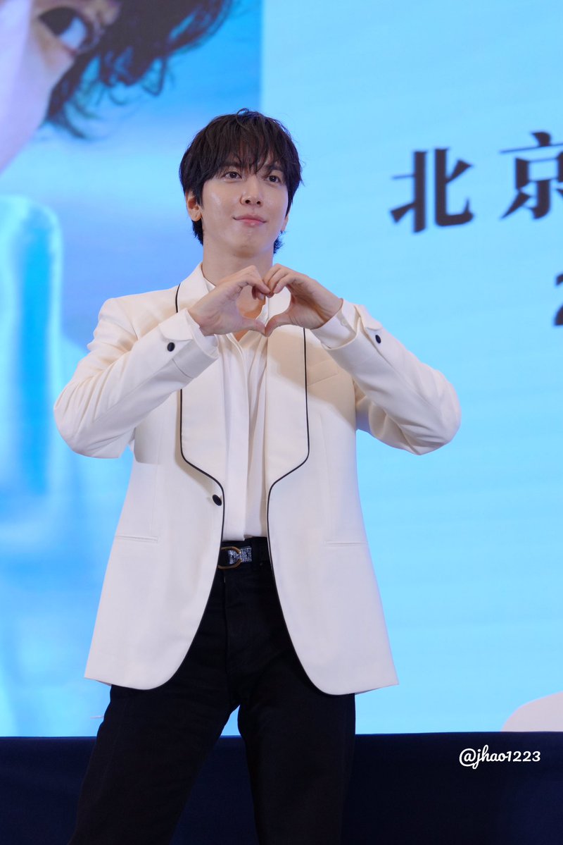 jhao1223's tweet image. 250725 Fan Sign
#JUNGYONGHWA 

#정용화
@JYHeffect