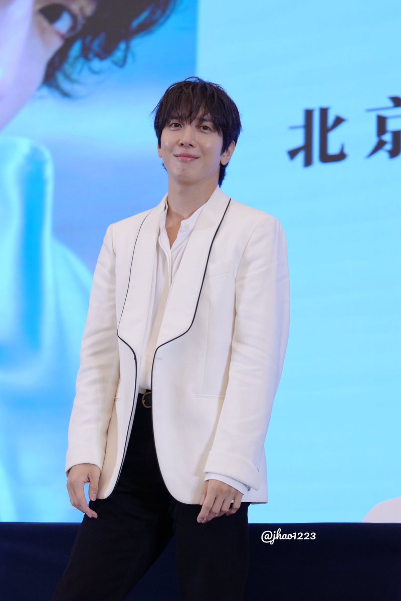 jhao1223's tweet image. 250725 Fan Sign
#JUNGYONGHWA 

#정용화
@JYHeffect