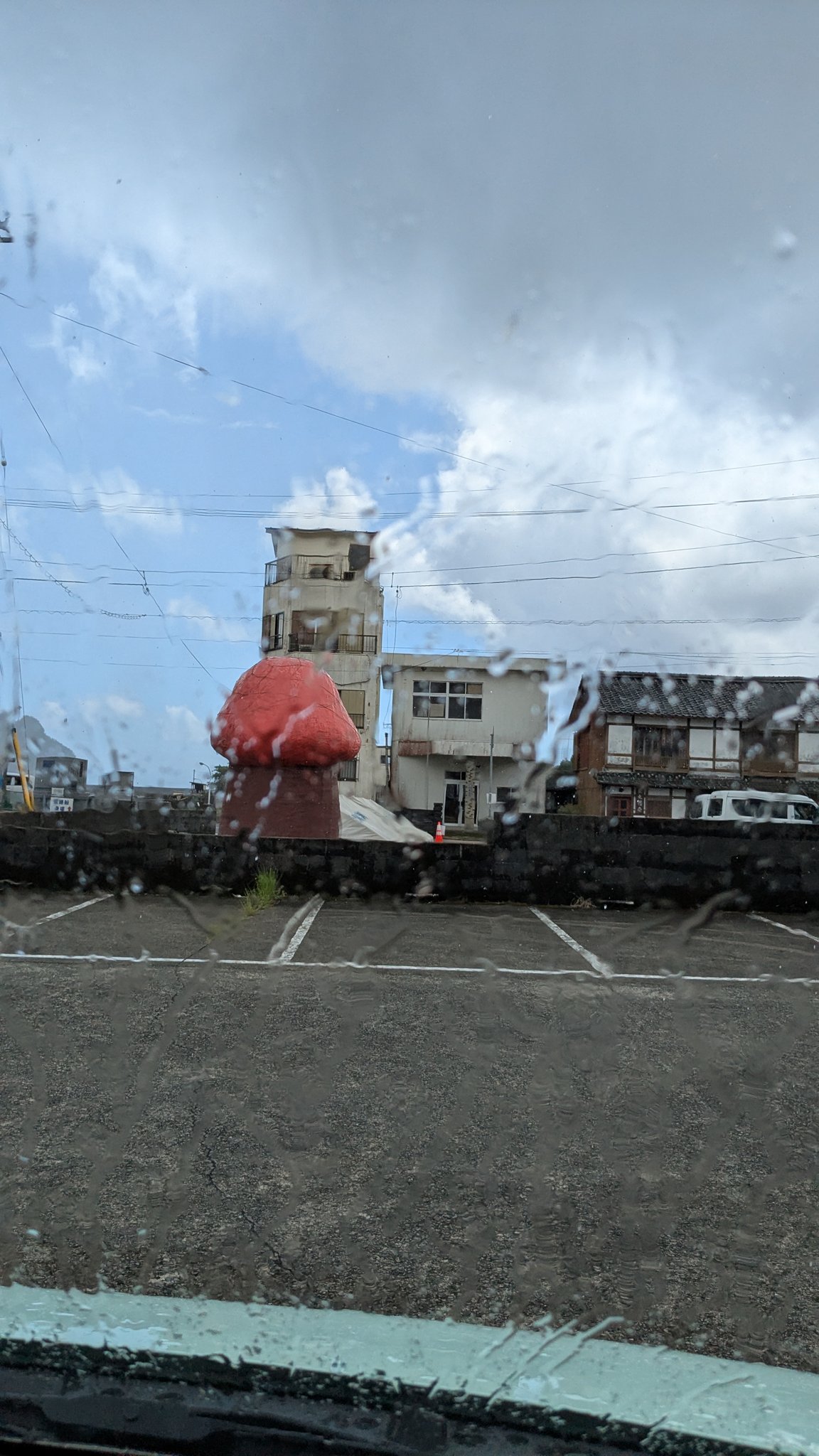 駐車場 展示台← Nguyen Thanh Ha さんお返事待ち 駐車場変更のお知らせ - 魚介料理 銀鱗