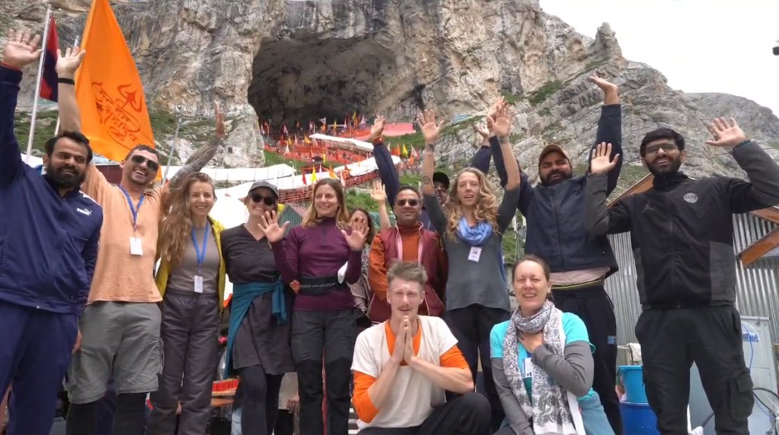 FatimaDar_jk's tweet image. They came from 6 countries — #Germany, #US, and beyond.
Not for sightseeing, but for spiritual awakening.
9 young foreign pilgrims took the steep and challenging Baltal route to seek blessings at #AmarnathYatra 

This is the Kashmir the world needs to see — peaceful, united and…