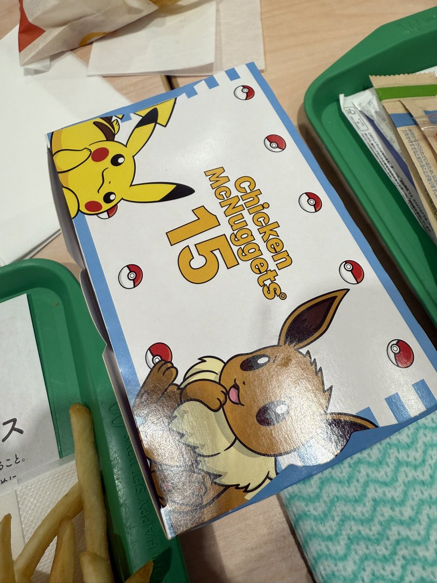 ナゲットの箱がポケモンだった！３人で食べたらこの量も普通になってきた💦