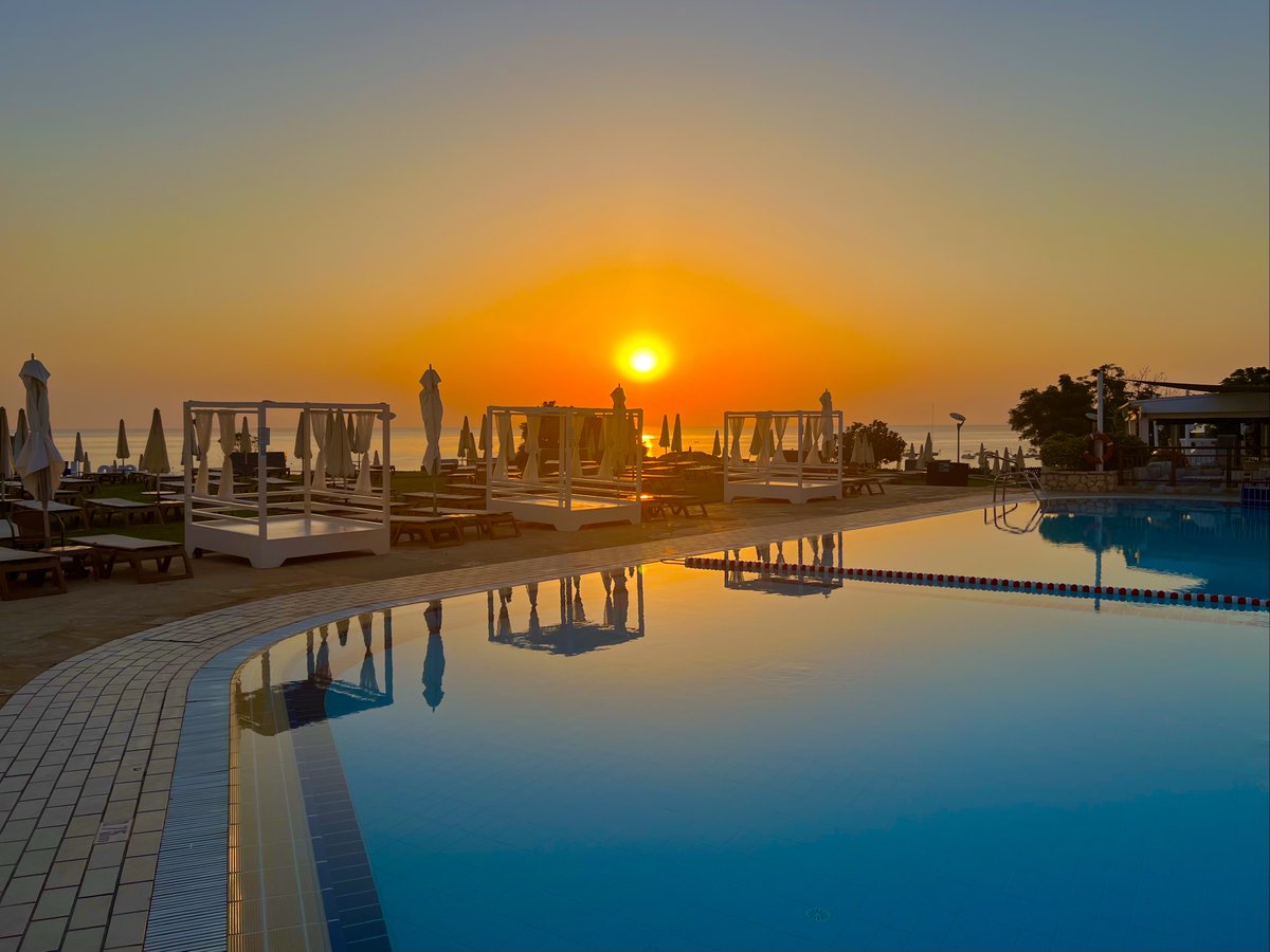 This euphoric feeling of being immersed in the endless swirling patterns and vibrant hues of today’s sunrise, where colours, peace and love magically blend together.

Good morning!🌊

Protaras