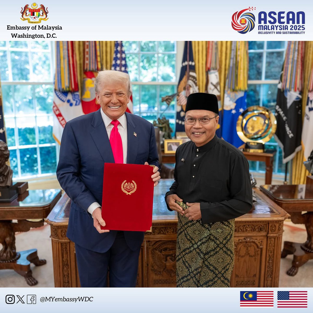 imnormgoh's tweet image. On 24 July, Malaysia’s ambassador to the US, Tan Sri Shahrul Ikram presented his credentials to President Donald Trump as the new ambassador.
Shahrul was the former secretary general of Malaysia’s foreign ministry.