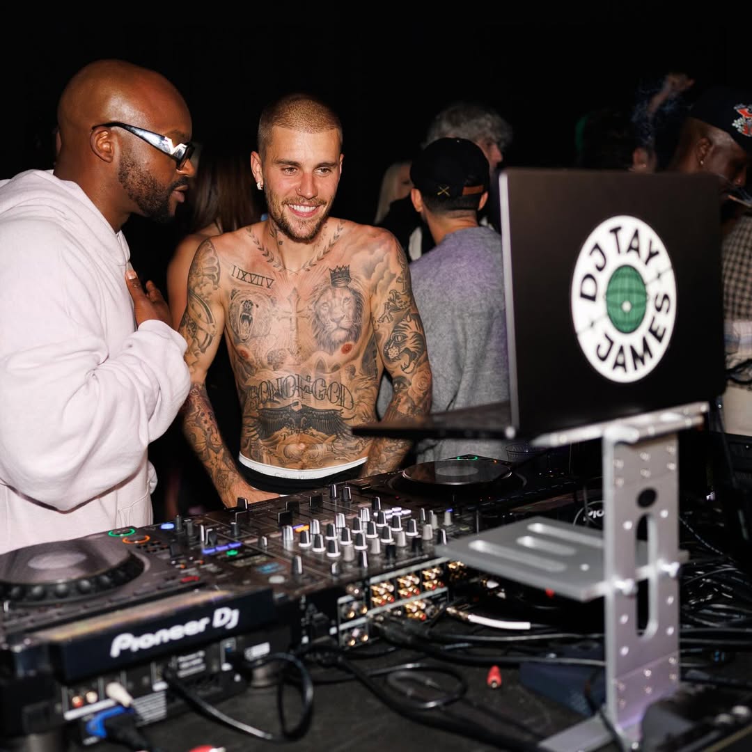 portalhaileybr's tweet image. Hailey Bieber e Justin Bieber durante a festa &quot;SWAG x SKYLRK&quot;, promovida pelo Spotify no The Bird Street Club, em West Hollywood, Califórnia. (24/07)