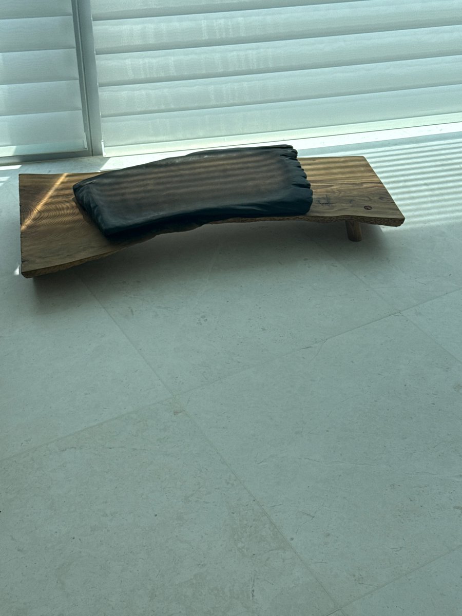qtpiebyunbaek's tweet image. 250726 BAEKHYUN BUB #큥이버블
Baekhyun: (Photo)
Kkeung...
(Photo)
Yesterday.. I hit (my leg against) the wood used for tea ceremonies and I lost....
This is the main culprit....
I fought with it for about 0.5 seconds but I lost.... I'm weak...
I wanted to go to the sauna…