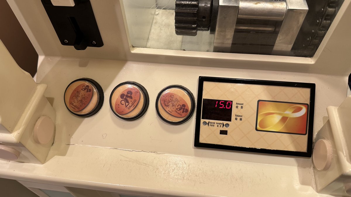 hk_emporium's tweet image. 20周年スーベニアメダル
エンポーリアムにある販売機にて販売中!
*交通系IC「オクトパス」対応、クレジットカード非対応
#HKDL_MD
#HKDL20Party
#HKDL