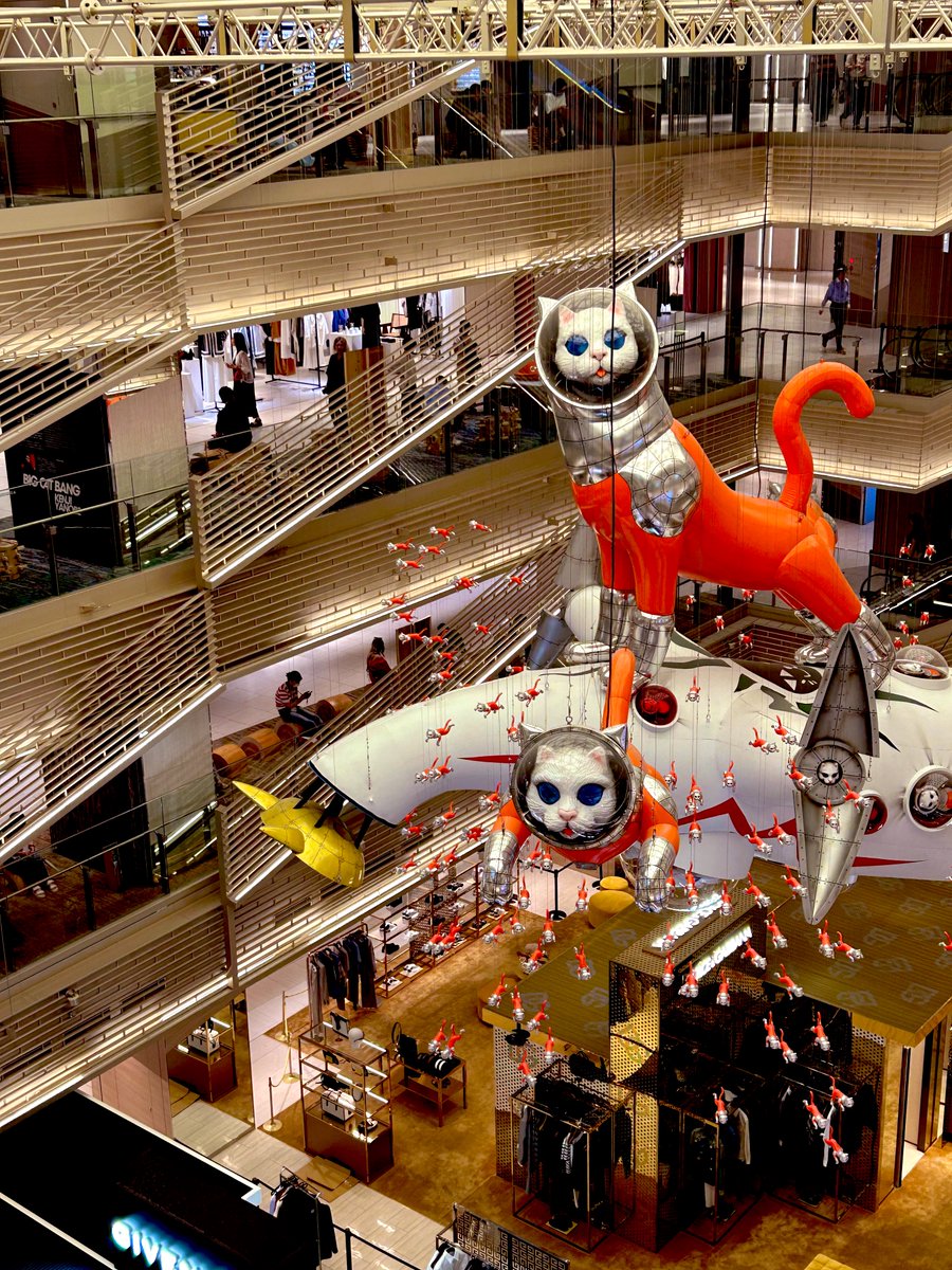 expo2025_cat's tweet image. いよいよファイナル(9/4まで)
この空間展示ほんと圧倒的
1Fエントランスの「SHIP’S CAT Cosmo Red」カッコいい
4F TSUTAYA
名和晃平「Throne (g/p_ boy)」
漆と金箔を纏う少年
やられた…
#GINZASIX
#ヤノベケンジ