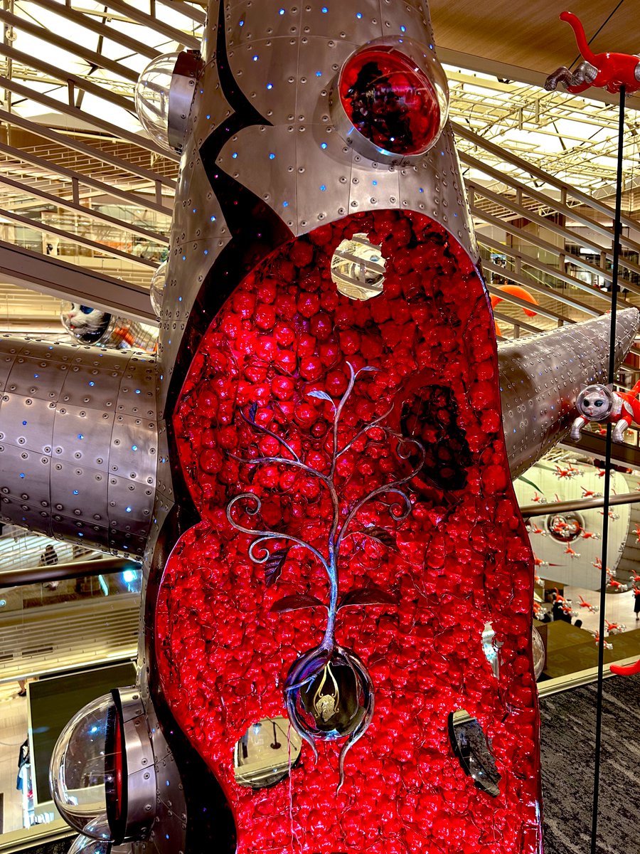 expo2025_cat's tweet image. いよいよファイナル(9/4まで)
この空間展示ほんと圧倒的
1Fエントランスの「SHIP’S CAT Cosmo Red」カッコいい
4F TSUTAYA
名和晃平「Throne (g/p_ boy)」
漆と金箔を纏う少年
やられた…
#GINZASIX
#ヤノベケンジ