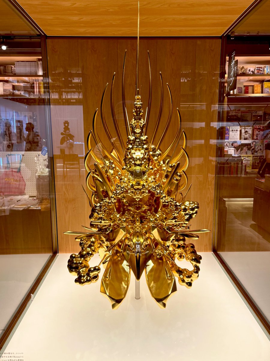 expo2025_cat's tweet image. いよいよファイナル(9/4まで)
この空間展示ほんと圧倒的
1Fエントランスの「SHIP’S CAT Cosmo Red」カッコいい
4F TSUTAYA
名和晃平「Throne (g/p_ boy)」
漆と金箔を纏う少年
やられた…
#GINZASIX
#ヤノベケンジ