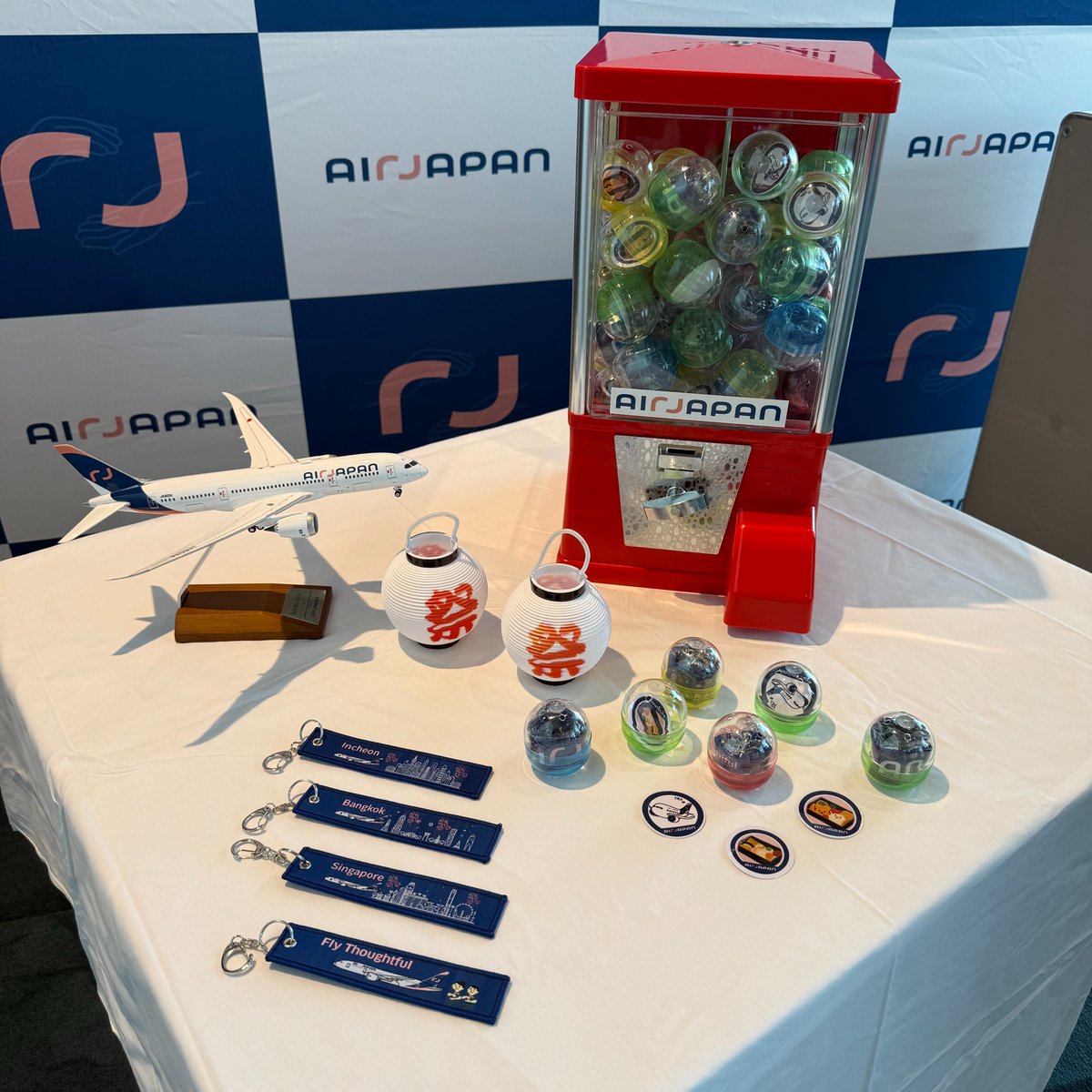 ✈️✨ 機内ガチャ、ついにスタート！✨✈️
昨日から、AirJapanでは客室乗務員を中心に企画した特別な機内イベント「AirJapanガチャ」が始まりました！ 🌍✈️

世界中で大人気のガチャガチャが、なんと飛行機の中に！ 
空の上で楽しめる、ワクワクいっぱいの体験をぜひお楽しみください。