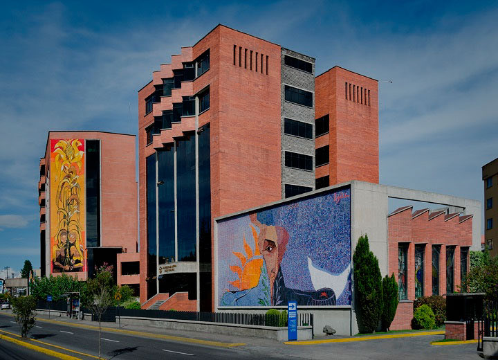 Felicitamos a la @uasb_ec por sus 33 años de vida institucional, en homenaje a su trayectoria académica y en conmemoración de los 242 años del natalicio del Libertador Simón Bolívar.