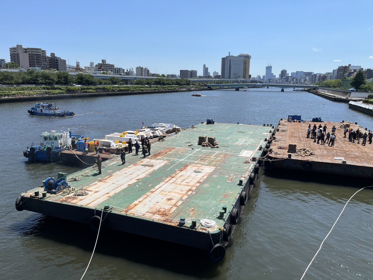 sumida_river_fw's tweet image. 花火を打ちあげる台船が会場に到着しました!
花火師さんたちも打ちあげに向けて準備中です!
今から本番が楽しみですね!
