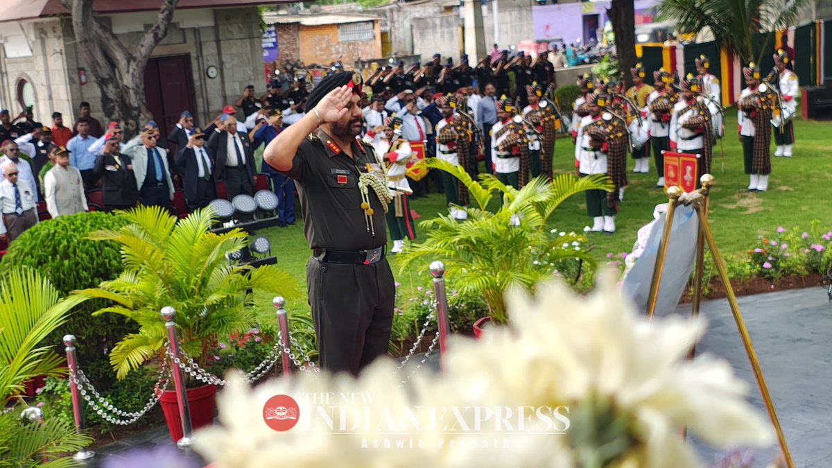 ashwinacharya05's tweet image. Lt General Karanbir singh Brar General officer commanding, HQ Dakshin Bharath Area & senior officers of Armed forces laid wreath to the Martyrs of Kargil war on the 26th kargil vijay diwas at war memorial. #KargilVijayDiwas2025 #KargilHeroes @NewIndianXpress @xpresstn