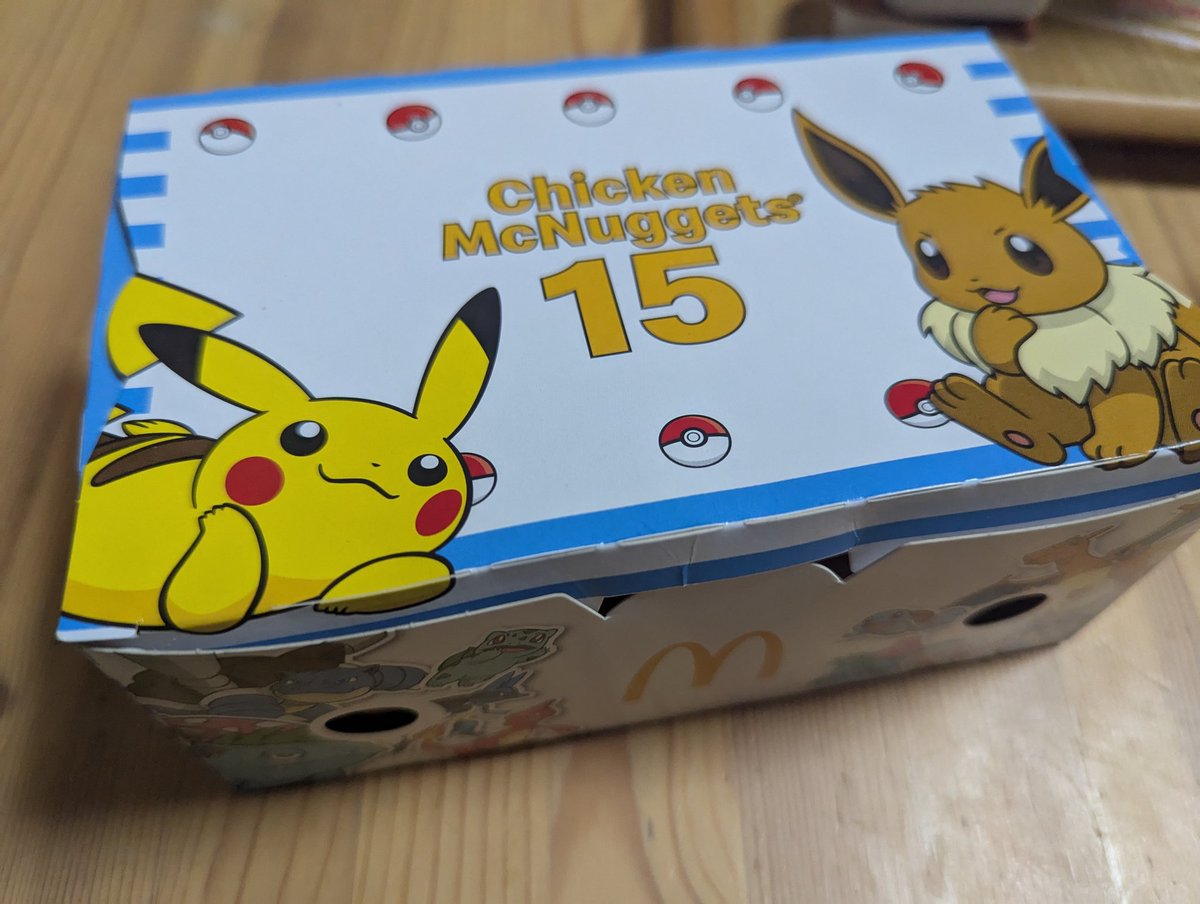 Atariya_Joe's tweet image. 子供が「マック食べたい」とのことで、ついでにマックナゲット15個入りも買ったが、ポケモンの箱になってた😊